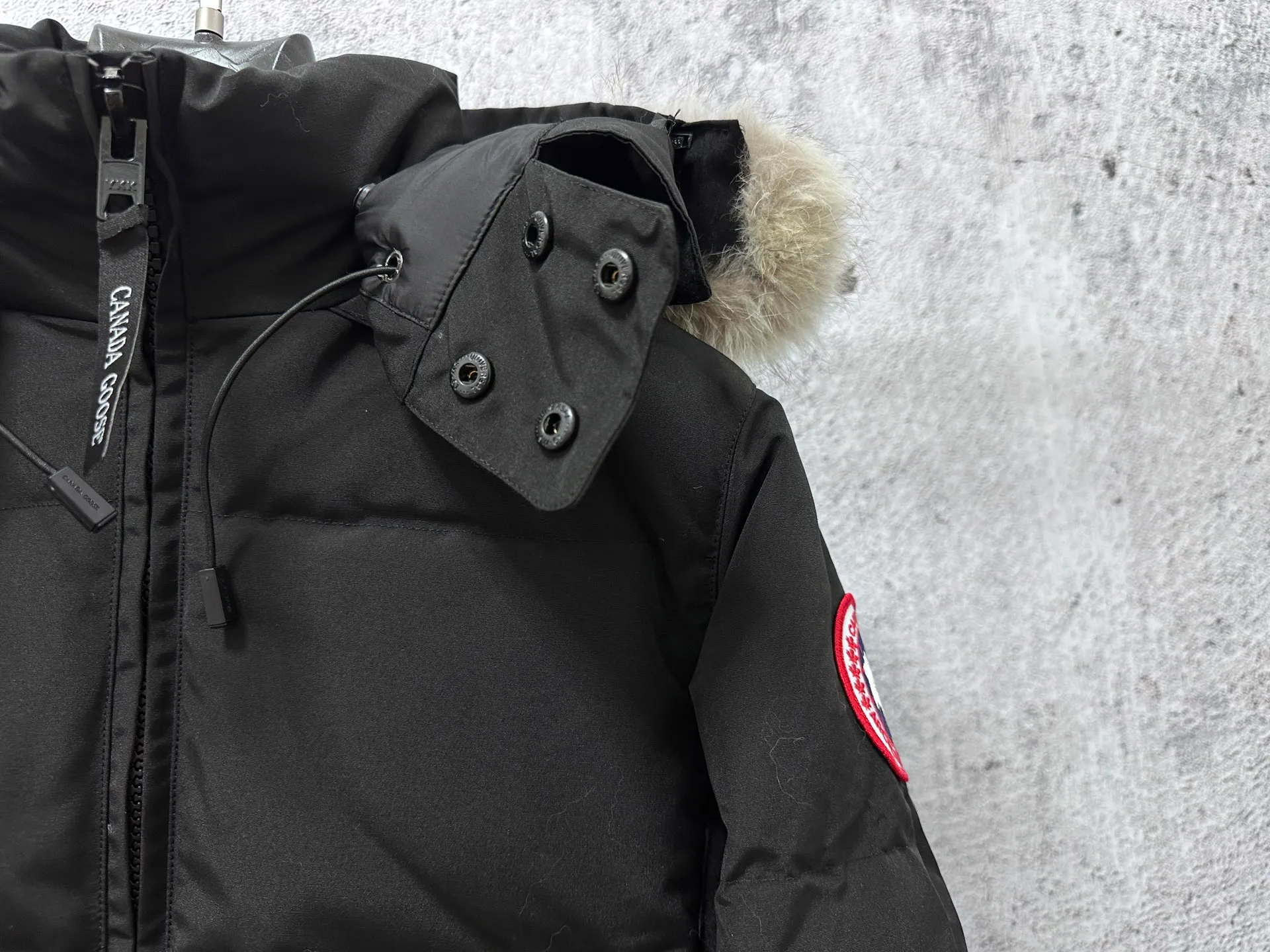 P840 【Canada gooseChelsea】Women's parka down coat, warm and comfortable. The adjustable hood features a high collar and concealed snap closure for extended coverage. And for greater protection against the elements, the detachable wolf fur collar. It features a sturdy YKK® two-way lockable zipper at the center front and a retractable waistband at the inner waist. Designed with internal straps for carrying over the shoulder. Fleece-lined exterior handwarmer pockets. Sturdy ribbed knit cuffs for cold protection and warmth. Sizes: XS-XL